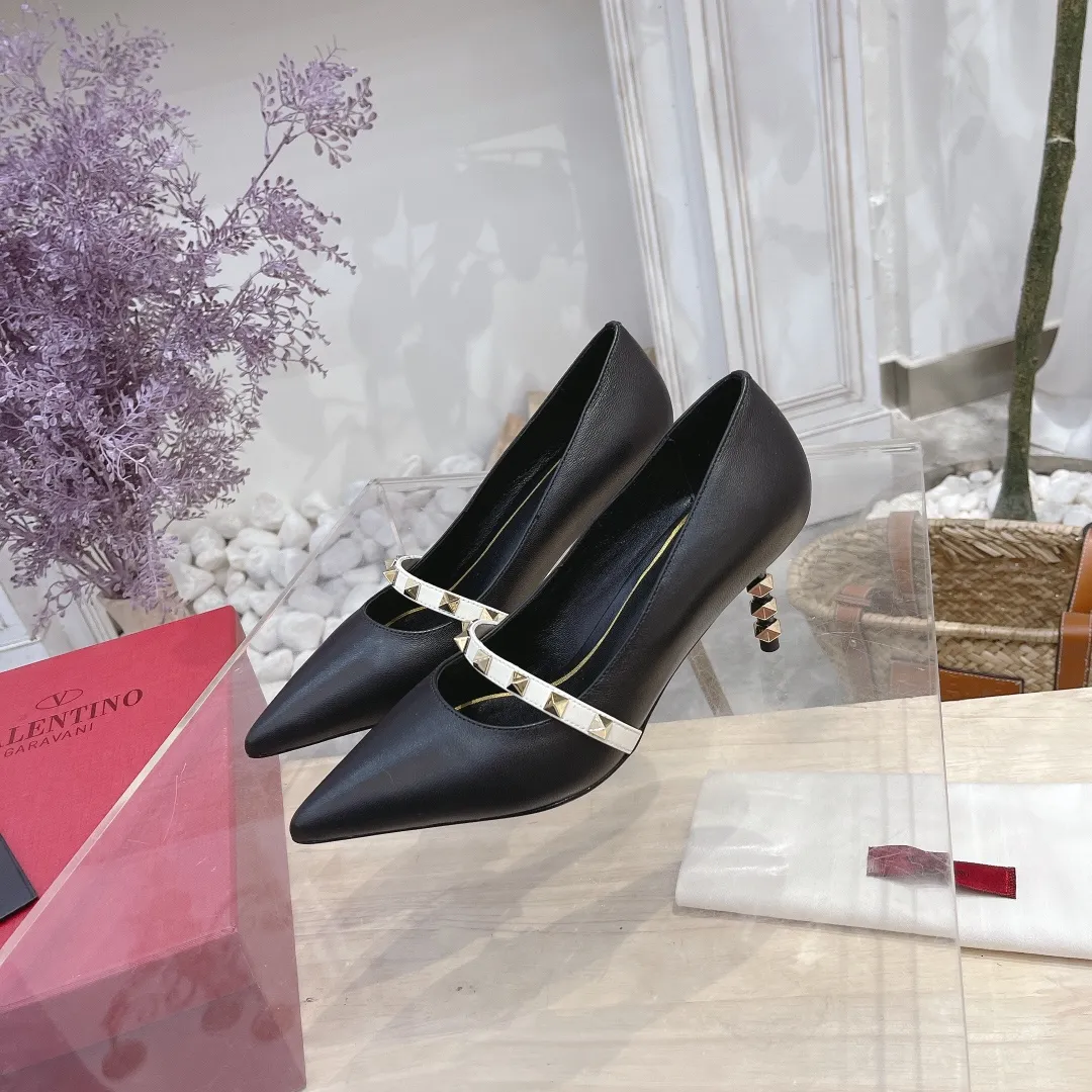 💕💕Factory direct selling price p440💕💕 Genuine leather sole +40 🆕Valentino. Valentino👑👑Latest series in the counter, the highest version, perfect details, very eye-catching catwalk series launched, V family’s hot rivet elements, luxurious and gorgeous! Various colors can be matched with beautiful clothes in spring and summer. There are many choices🎉🎉Exquisite and durable. It is copied at 1:1 of the original product. The upper foot is very pedicure-like. The key point is that it is very good and easy to control. It does not grind the feet and does not tire the feet. It is a walking artifact. The last shape is completely compared to the counter. The details are perfect. Without the original version, it would not be so exquisite! (Note! The heel shape and height are exclusively molded according to the original version, and are not randomly substituted by the market🐂) The color and texture of the fasteners are consistent with the original version! 🔺Fabric: Imported sheepskin, 🔺Lining: According to the original high-gloss imported sheepskin lining 🔺6 colors to choose from: black ➕black belt, black ➕white belt, pink, burgundy, white, apricot 🔺Number of yards: 35 to 42 yards (42 yards are not exchanged) 🔺Heel height: 7cm Rubber sole Genuine leather sole +40